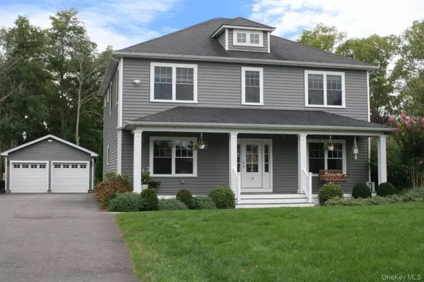 14 Culver LN, East Moriches, NY 11940