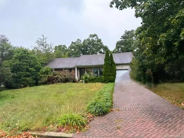 28 Gabon LN, Coram, NY 11727
