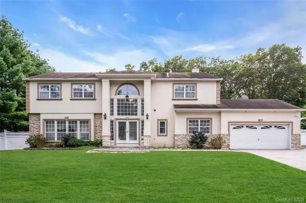 2 Wisteria LN, Lake Grove, NY 11755