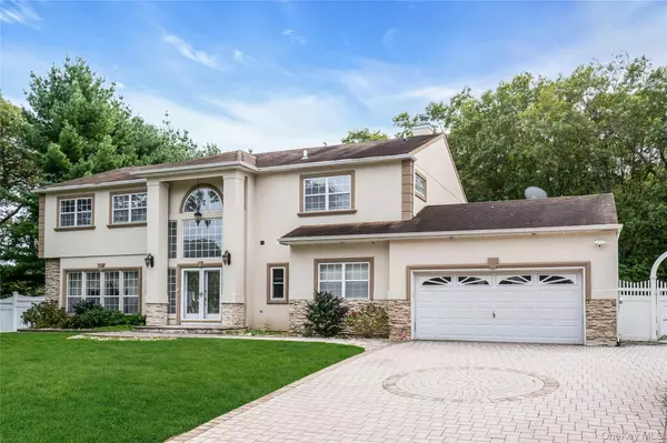 Lake Grove, NY 11755,2 Wisteria LN