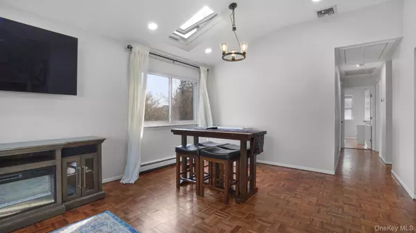 West Babylon, NY 11704,23 Madeline Lane