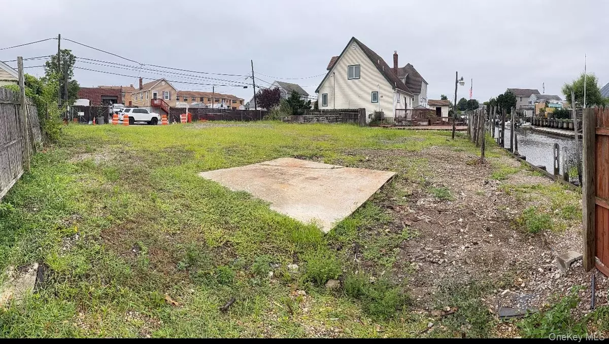 Freeport, NY 11520,90 Hampton Place