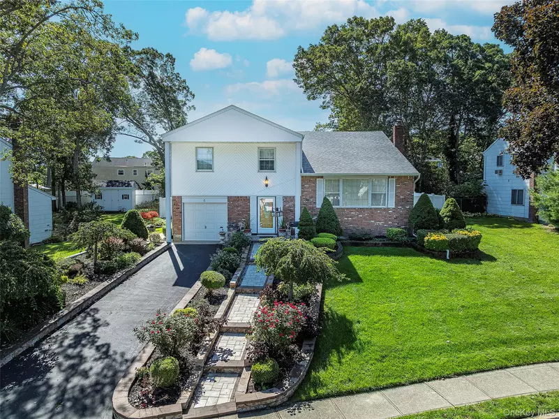 6 Linden ST, Selden, NY 11784