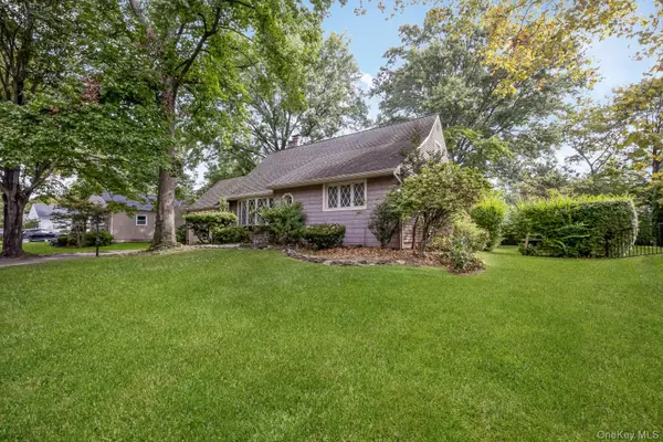 Roslyn Heights, NY 11577,34 Midland RD