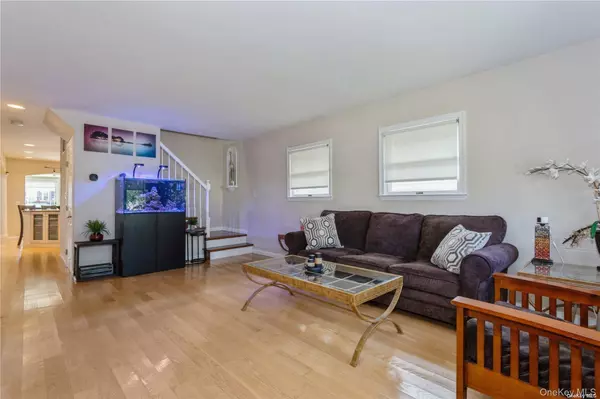 Massapequa, NY 11758,29 Seabreeze RD