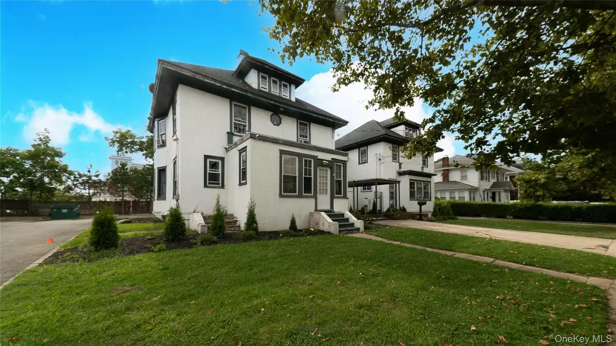 Bay Shore, NY 11706,20-22 Bay Shore Ave #Apt 20-3