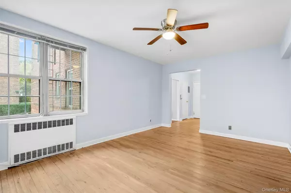 Bronxville, NY 10708,766 Bronx River RD #B18