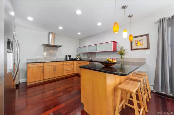 Mineola, NY 11501,355 1st ST