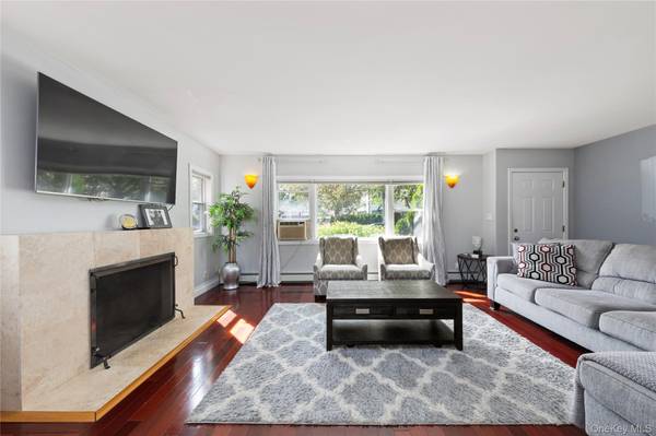 355 1st ST, Mineola, NY 11501