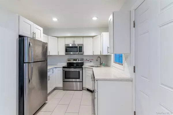 Bay Shore, NY 11706,72 Tudor LN