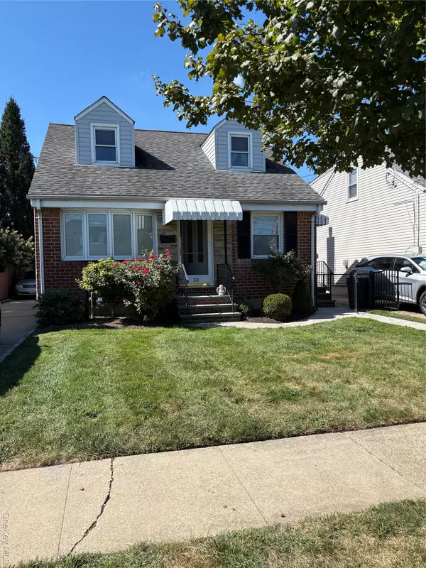 239 McKinley Pkwy, Mineola, NY 11501