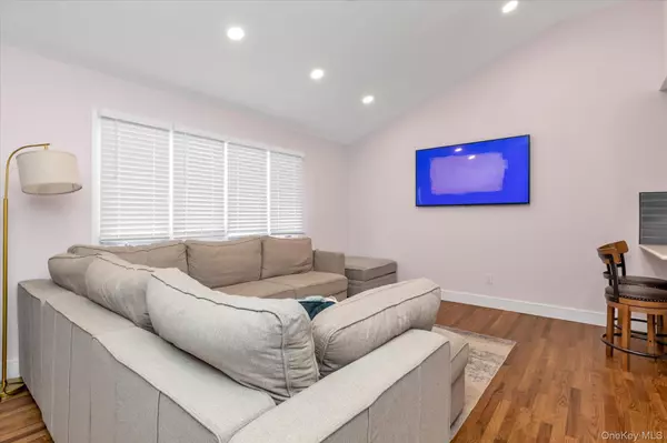 Merrick, NY 11566,3075 Whaleneck DR