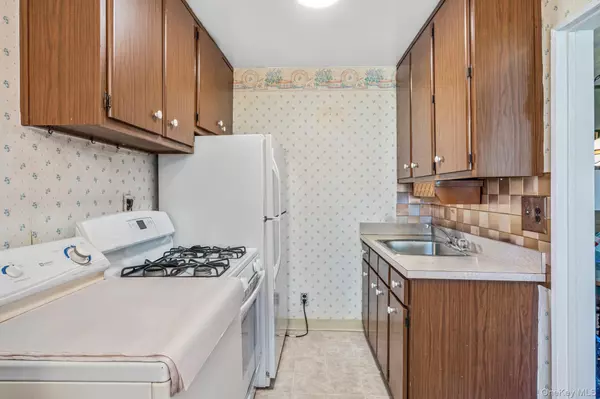 Whitestone, NY 11357,163-56 17th AVE #4-323