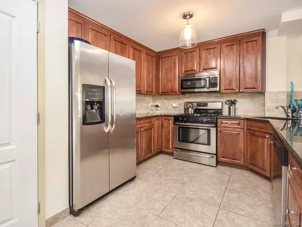 Glen Cove, NY 11542,400 Carney ST #606