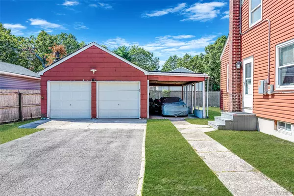 Bay Shore, NY 11706,1454 E Forks RD