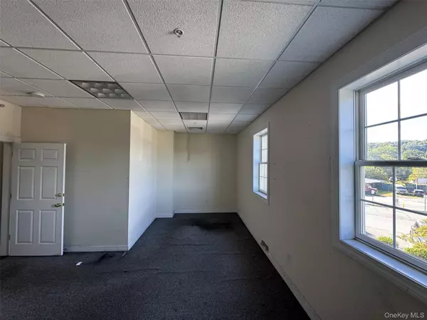 Washingtonville, NY 10992,6 Depot ST #203