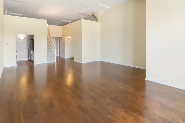 Port Chester, NY 10573,1 Landmark SQ #411