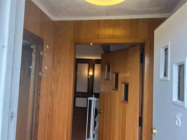 Hicksville, NY 11801,8 Gables RD