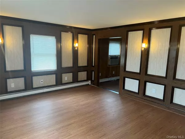 Hicksville, NY 11801,8 Gables RD