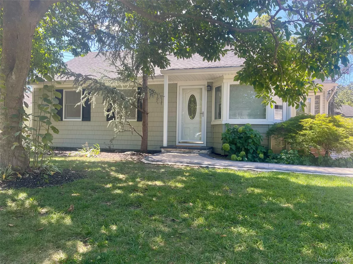 East Islip, NY 11730,20 Pequot LN