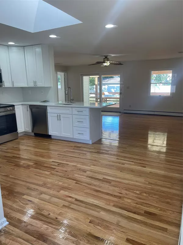 East Islip, NY 11730,20 Pequot LN