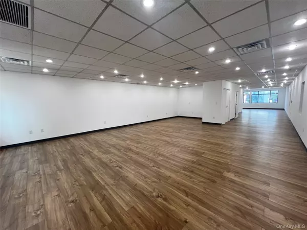 Flushing, NY 11354,136-81 Roosevelt AVE #3