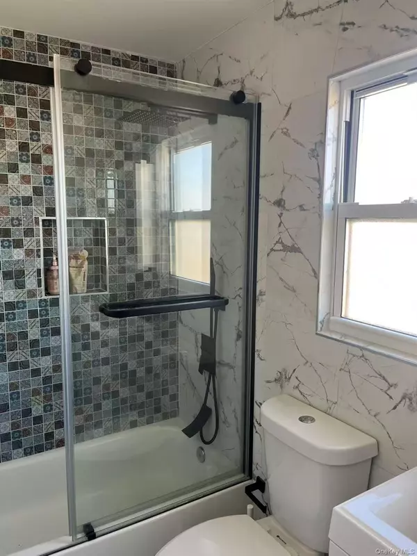 Howard Beach, NY 11414,9977 164th DR