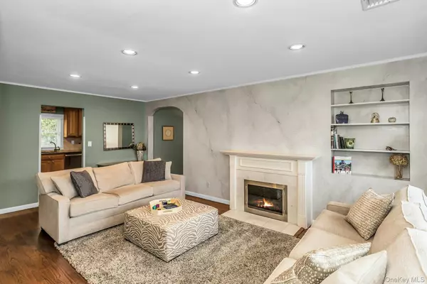 Plainview, NY 11803,30 Azalea CT