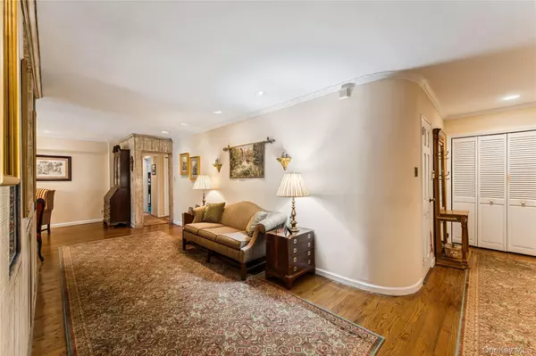 Great Neck, NY 11021,20 Canterbury RD #2F
