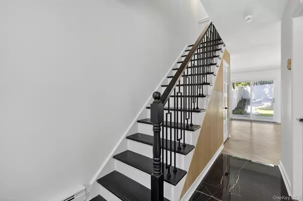 Beacon, NY 12508,8 Roundtree CT