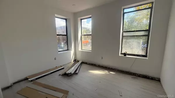 Ridgewood, NY 11385,1693 Putnam AVE