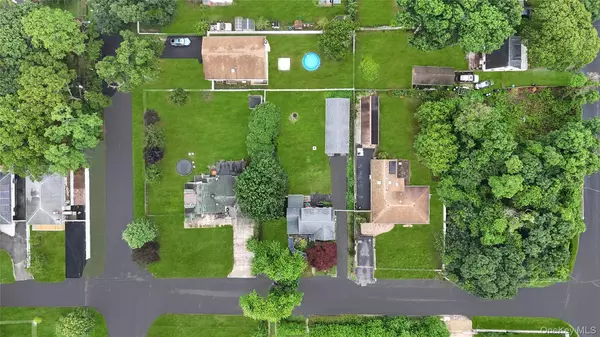 Shirley, NY 11967,17 Pinetree DR