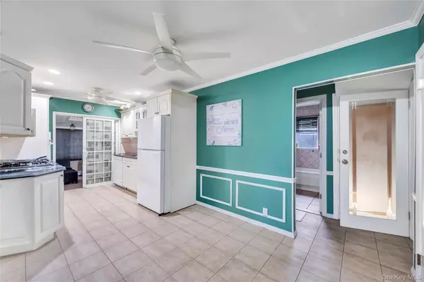 North Babylon, NY 11703,22 Herman AVE