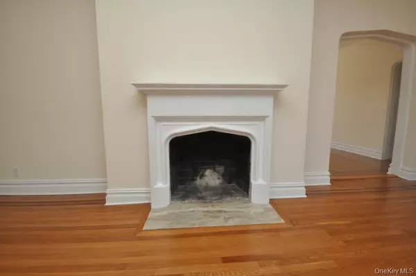 Scarsdale, NY 10583,155 Garth RD #5H