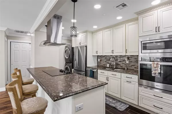 Saint James, NY 11780,204 Bentley CT ##204