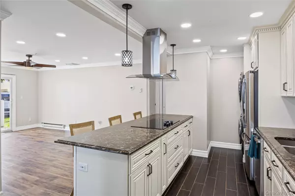 Saint James, NY 11780,204 Bentley CT ##204