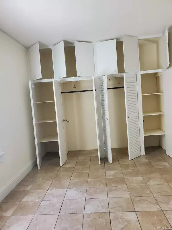 Glen Cove, NY 11542,39 Smith ST