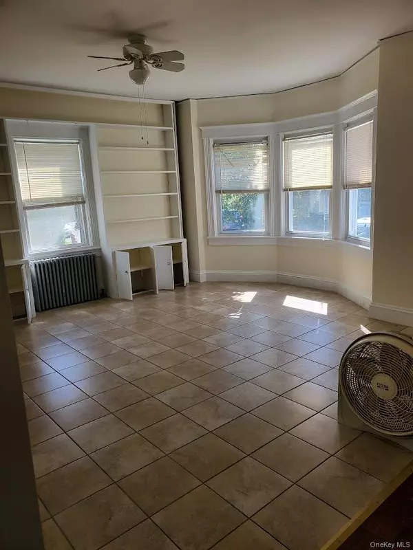 Glen Cove, NY 11542,39 Smith ST