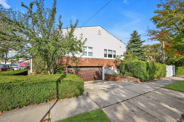 Whitestone, NY 11357,15-42 166th ST