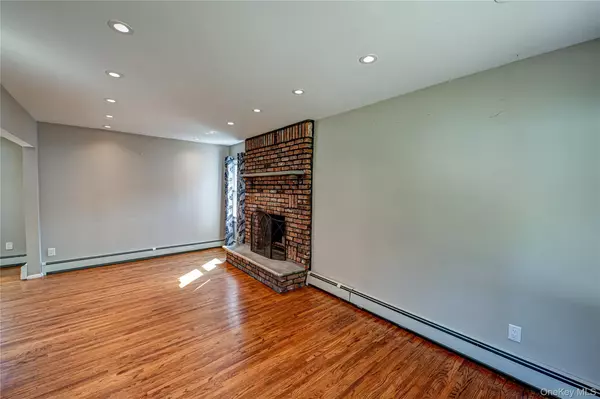 West Islip, NY 11795,16 Adams PL