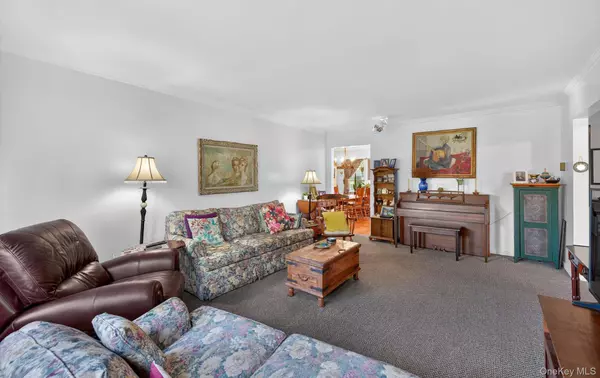 Westbury, NY 11590,58 Sudbury LN