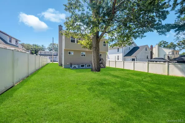 Amityville, NY 11701,27 W Smith ST