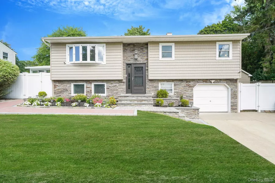 7 Weldon LN, Farmingville, NY 11738