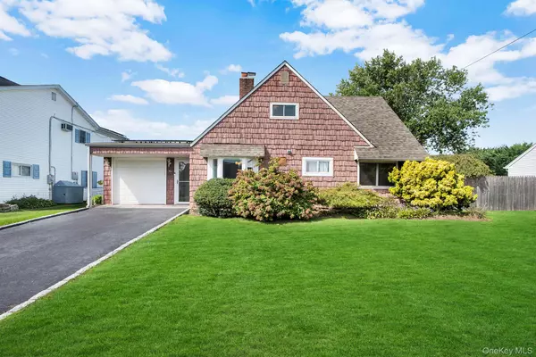6 Cinder LN, Hicksville, NY 11801