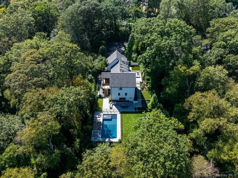 20 Tall Tree CT, Cold Spring Harbor, NY 11724