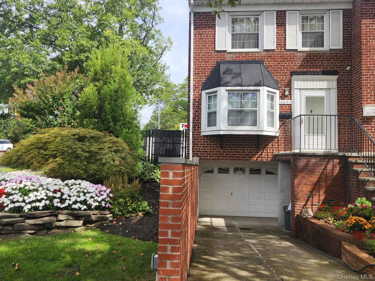 Little Neck, NY 11362,62-01 Douglaston Pkwy #1