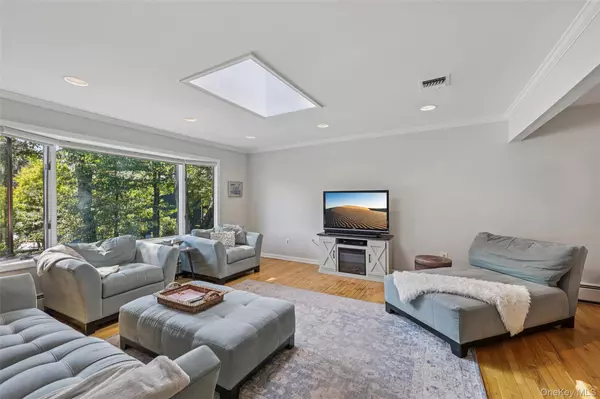 Tappan, NY 10983,414 Kings HWY