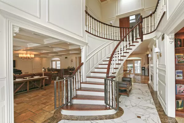 Howard Beach, NY 11414,87-07 158th AVE