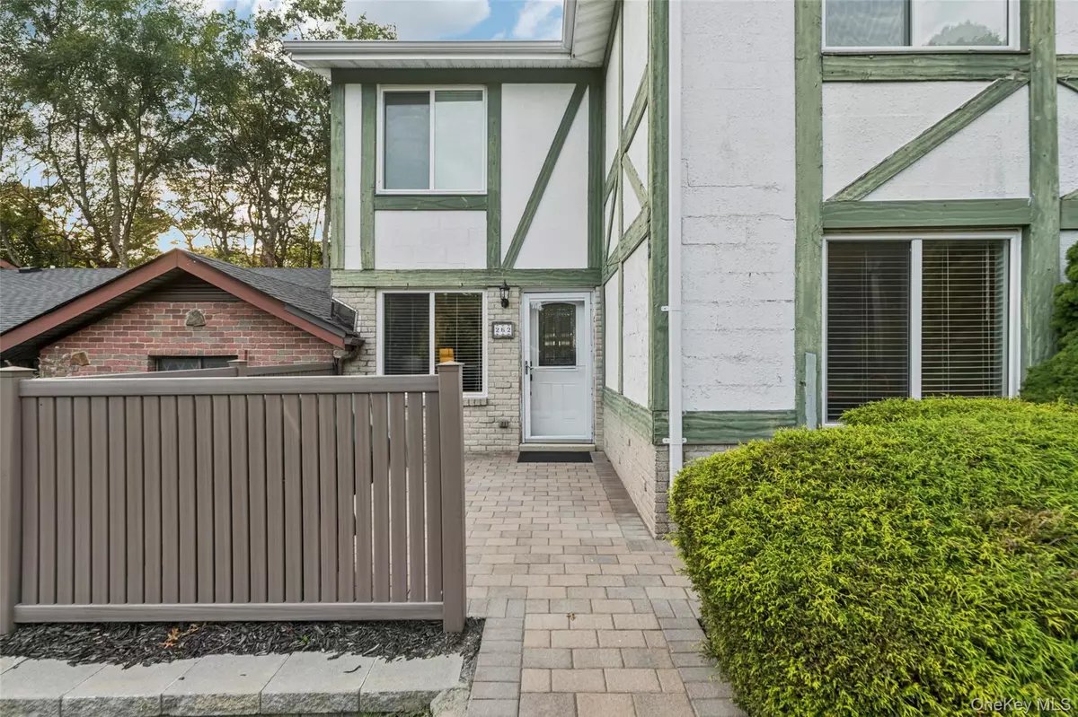 Coram, NY 11727,262 Brettonwoods DR