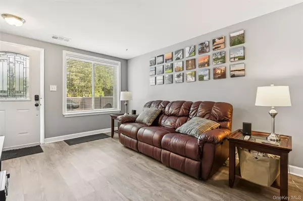 Coram, NY 11727,262 Brettonwoods DR